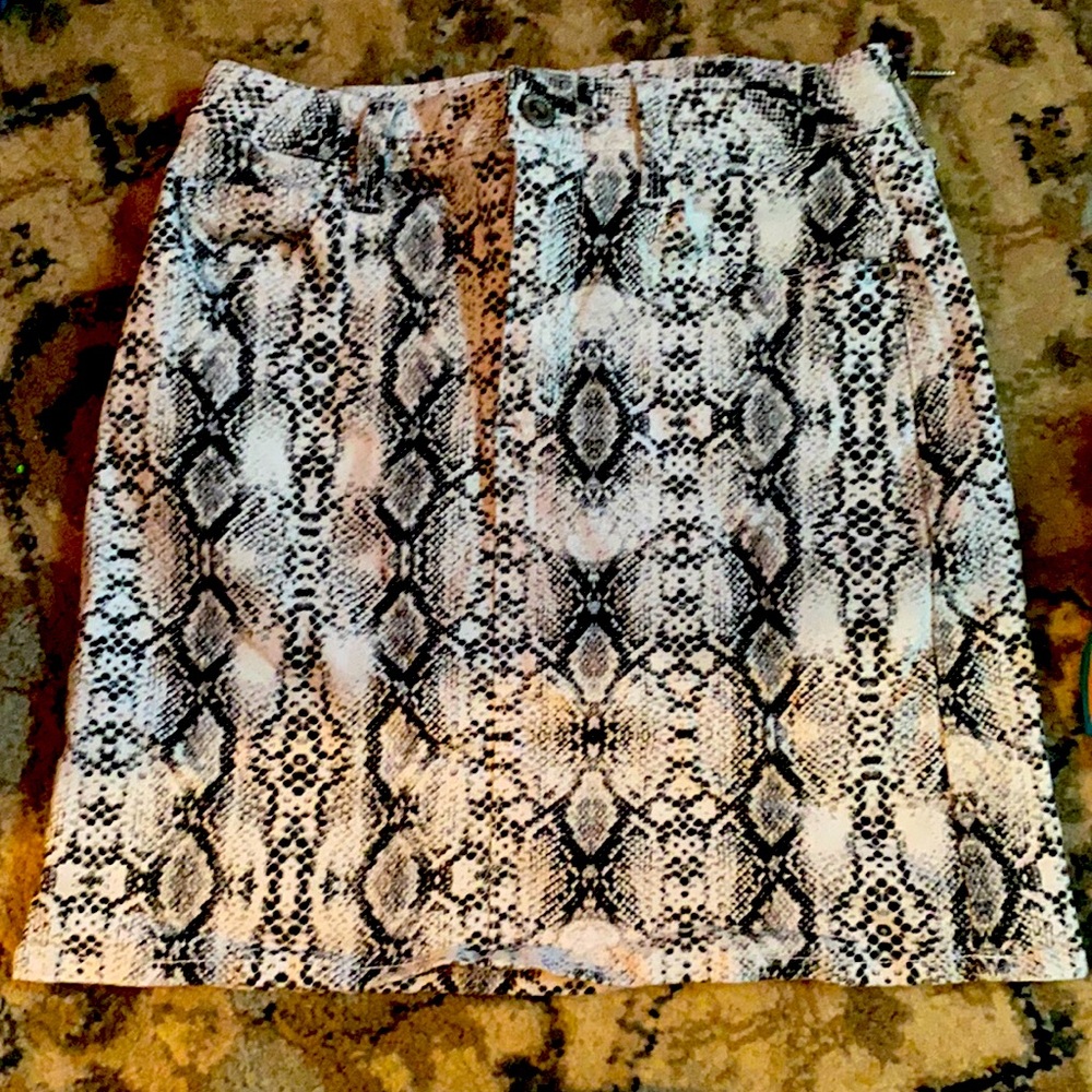 Mini skirt with snake like print